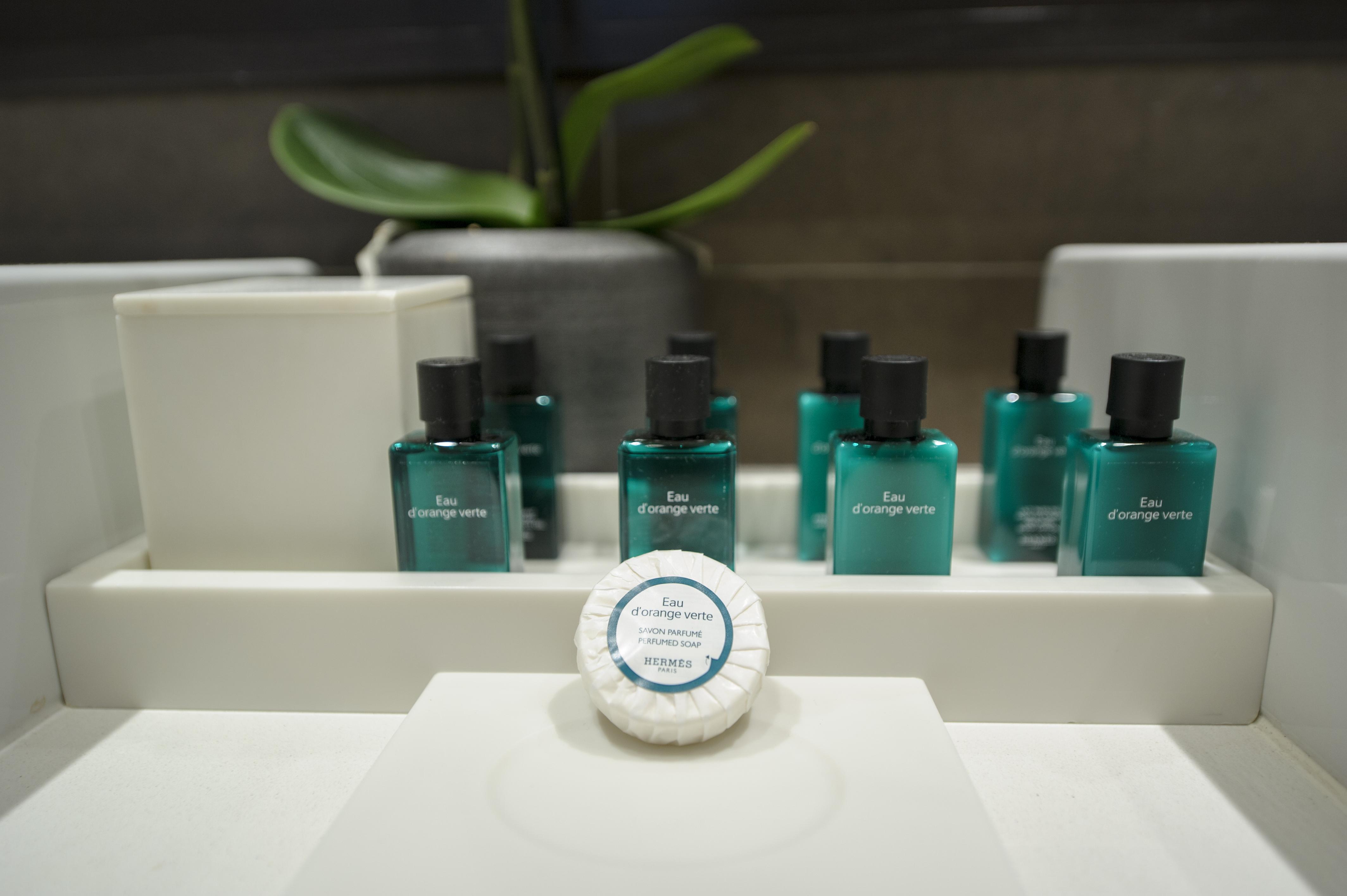 Nest Paris La Defense - Mgallery Puteaux Kültér fotó A soap and shampoo in a hotel bathroom