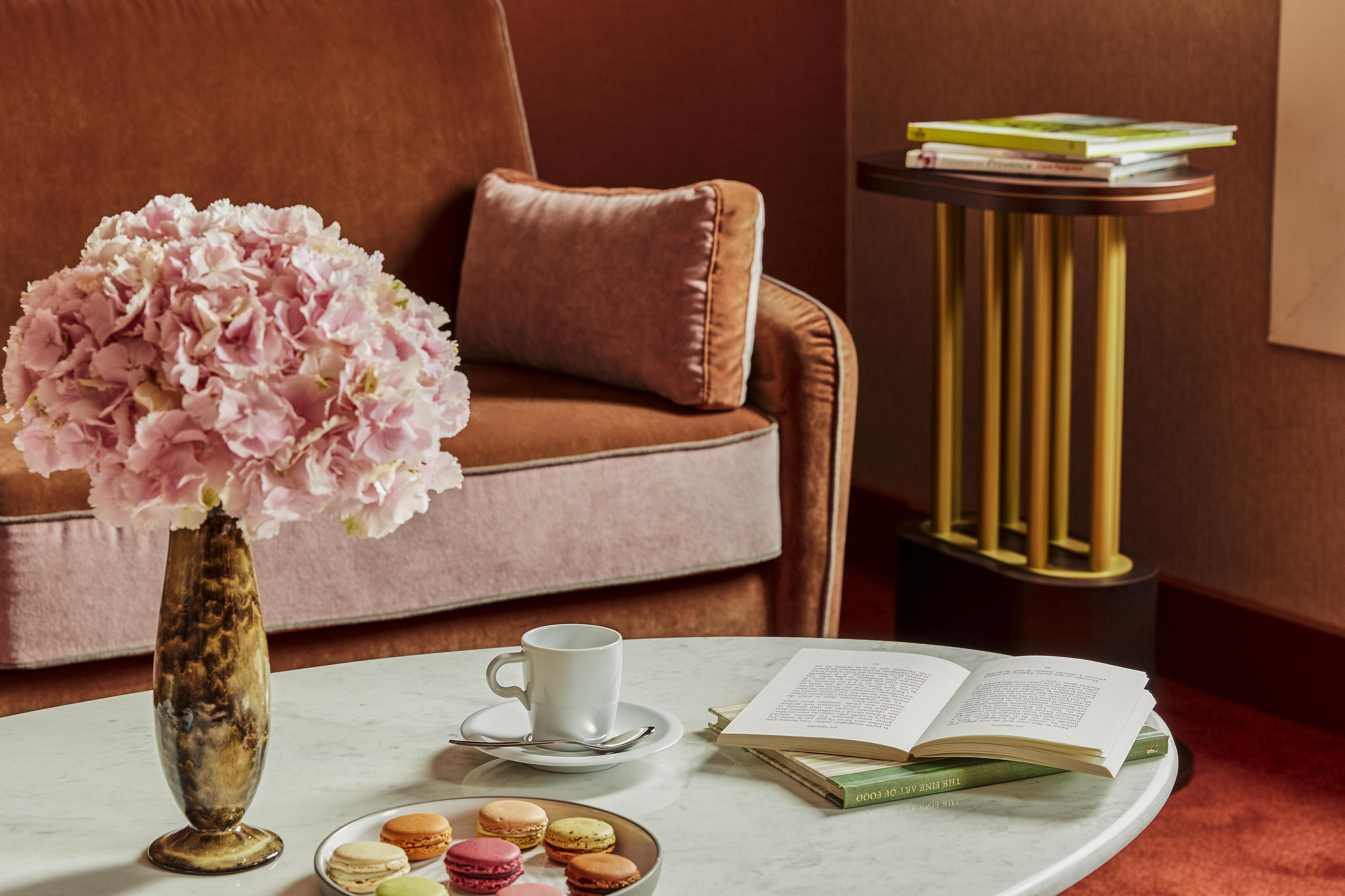 Nest Paris La Defense - Mgallery Puteaux Kültér fotó A table with a coffee cup and saucer, a book, and a vase of flowers