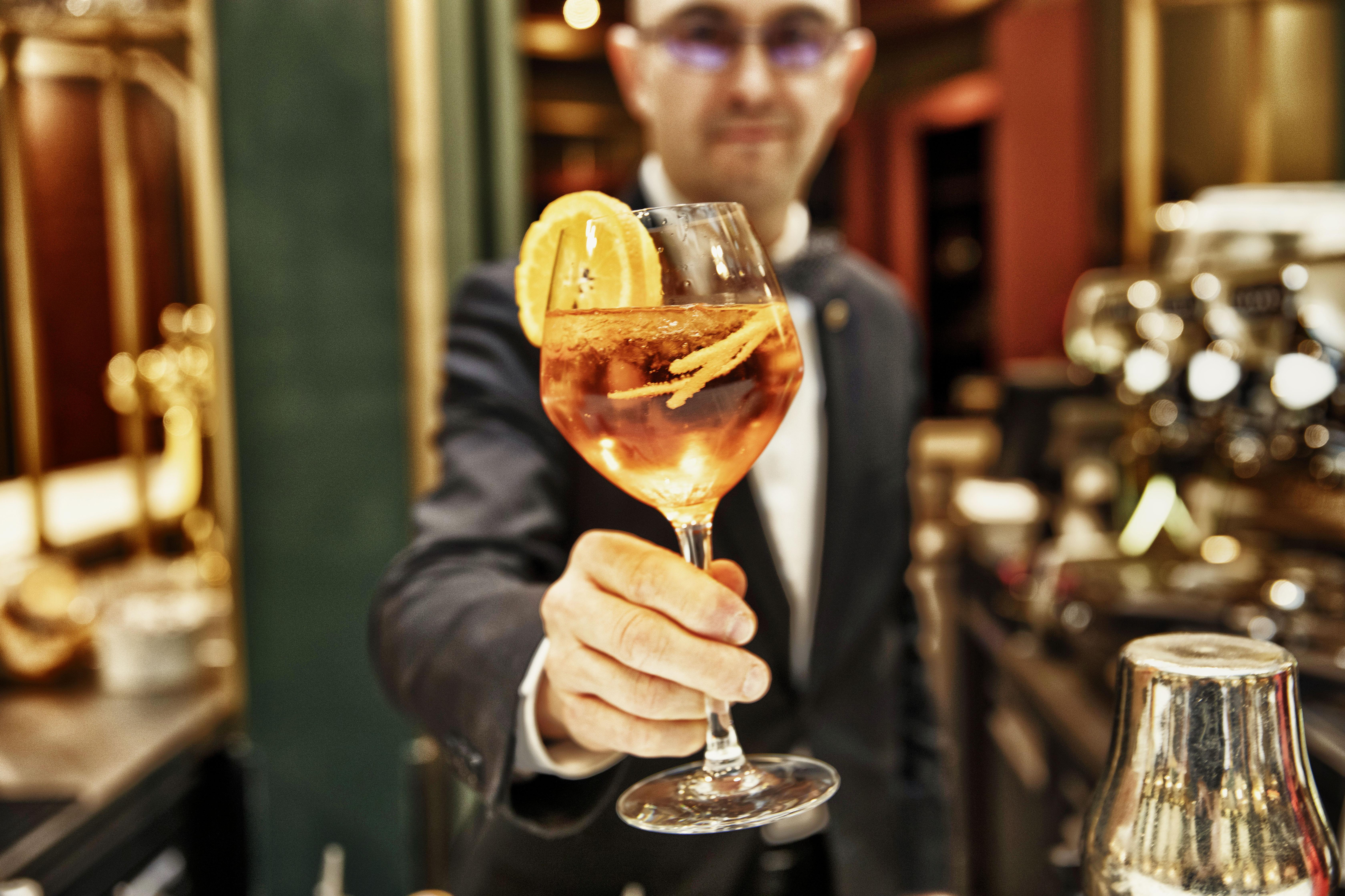 Nest Paris La Defense - Mgallery Puteaux Kültér fotó A bartender serving a cocktail