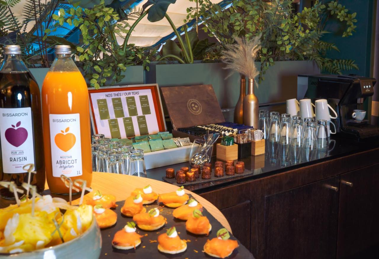 Nest Paris La Defense - Mgallery Puteaux Kültér fotó A selection of fruit and juice at a buffet