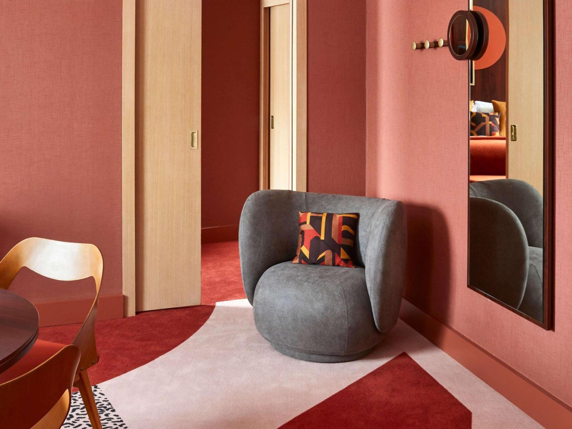 Nest Paris La Defense - Mgallery Puteaux Kültér fotó The interior of a suite at the hotel