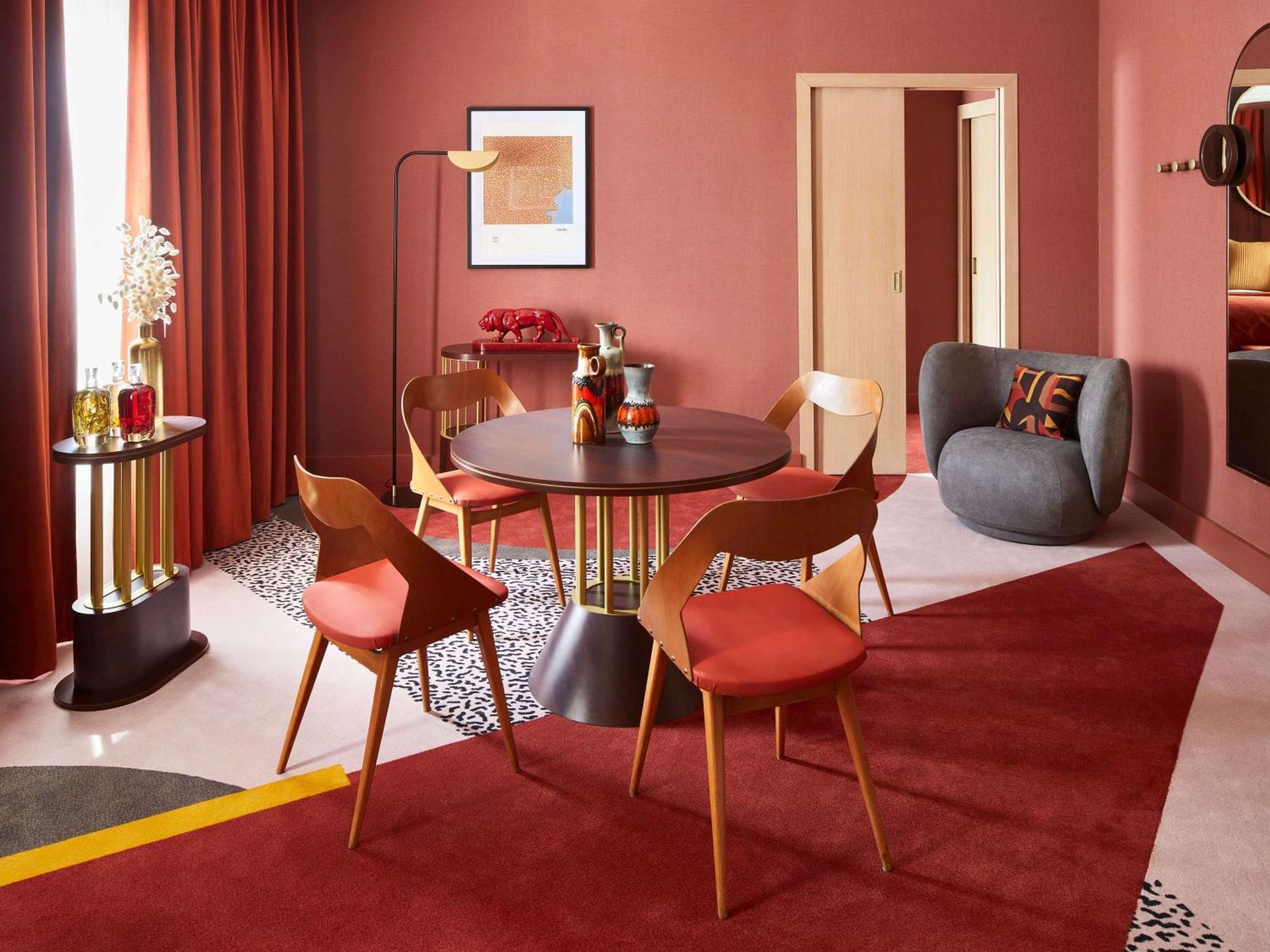 Nest Paris La Defense - Mgallery Puteaux Kültér fotó A dining room with a red carpet
