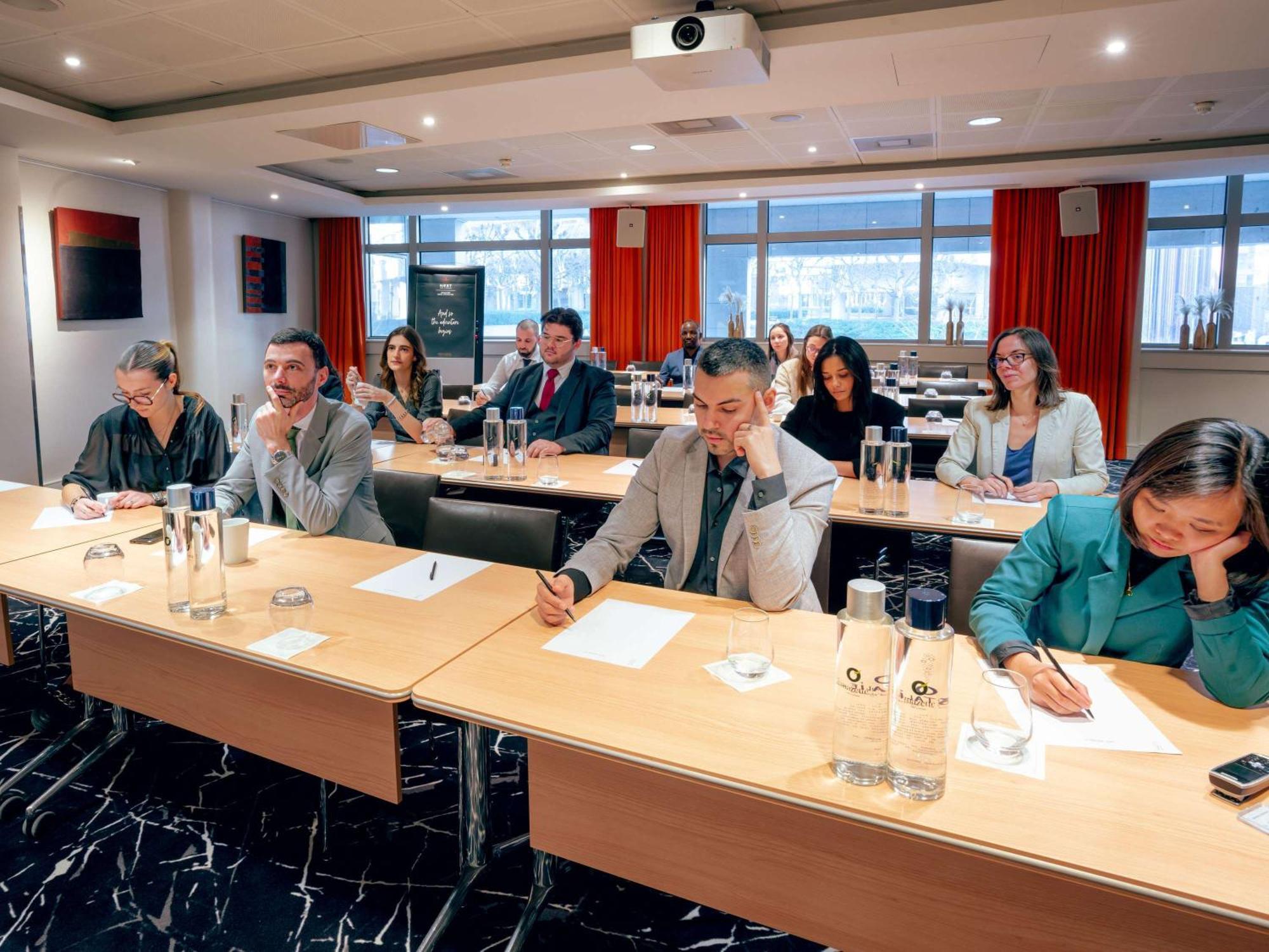 Nest Paris La Defense - Mgallery Puteaux Kültér fotó Participants at a meeting of the European Research Council