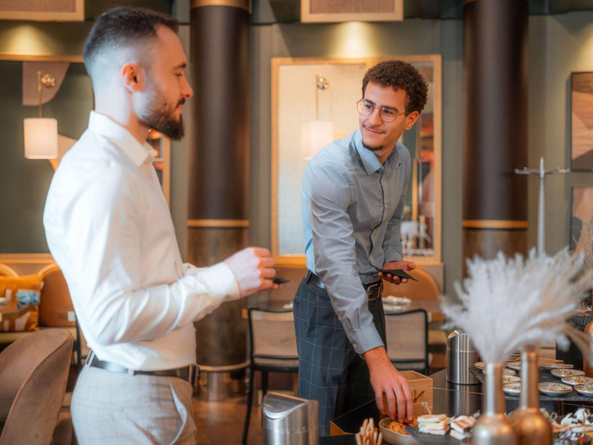 Nest Paris La Defense - Mgallery Puteaux Kültér fotó A barista at work