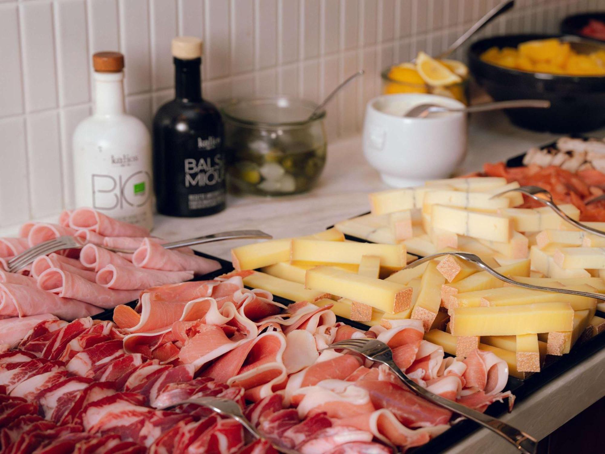 Nest Paris La Defense - Mgallery Puteaux Kültér fotó A selection of cured meats and cheeses