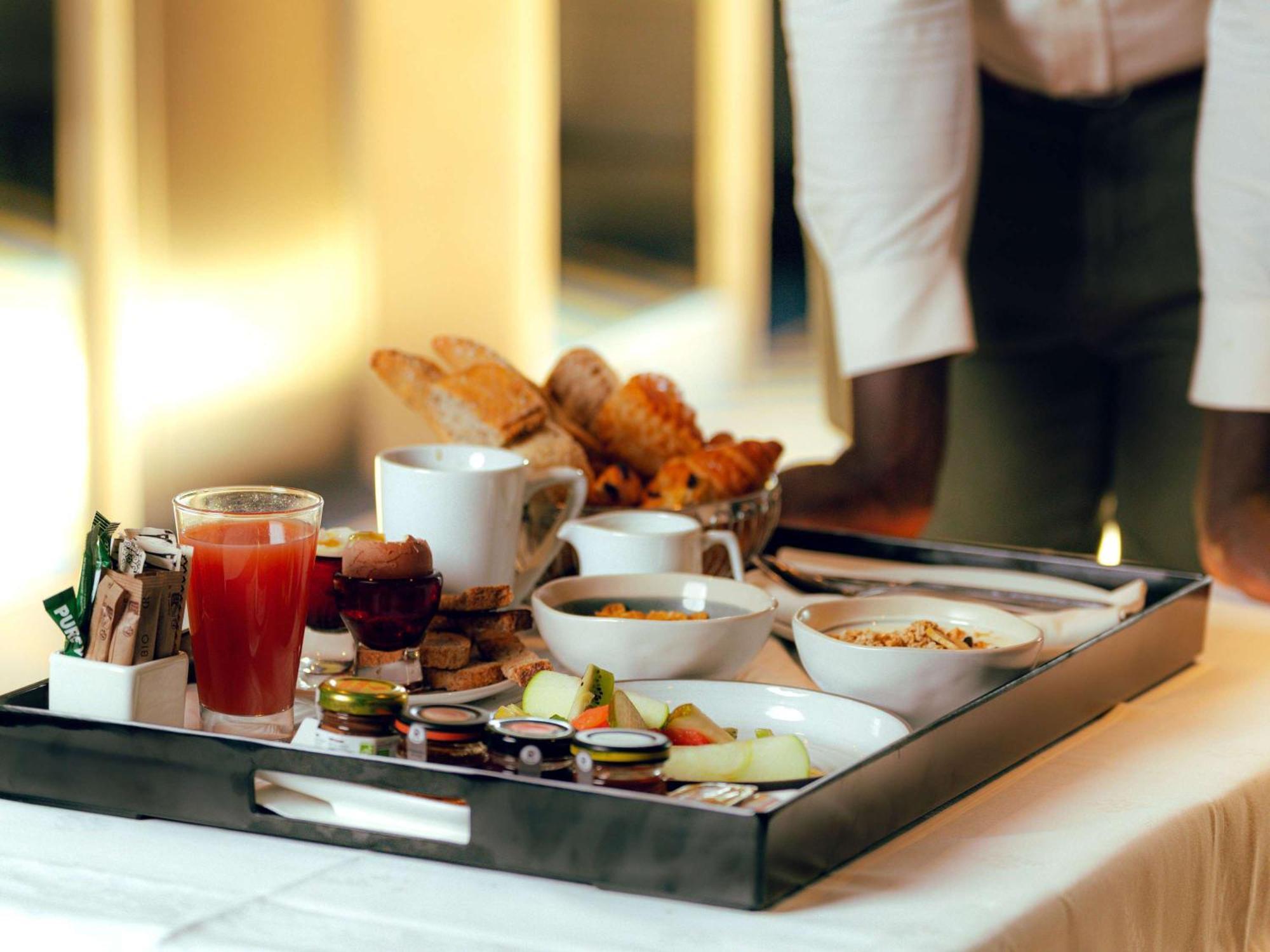 Nest Paris La Defense - Mgallery Puteaux Kültér fotó Room service