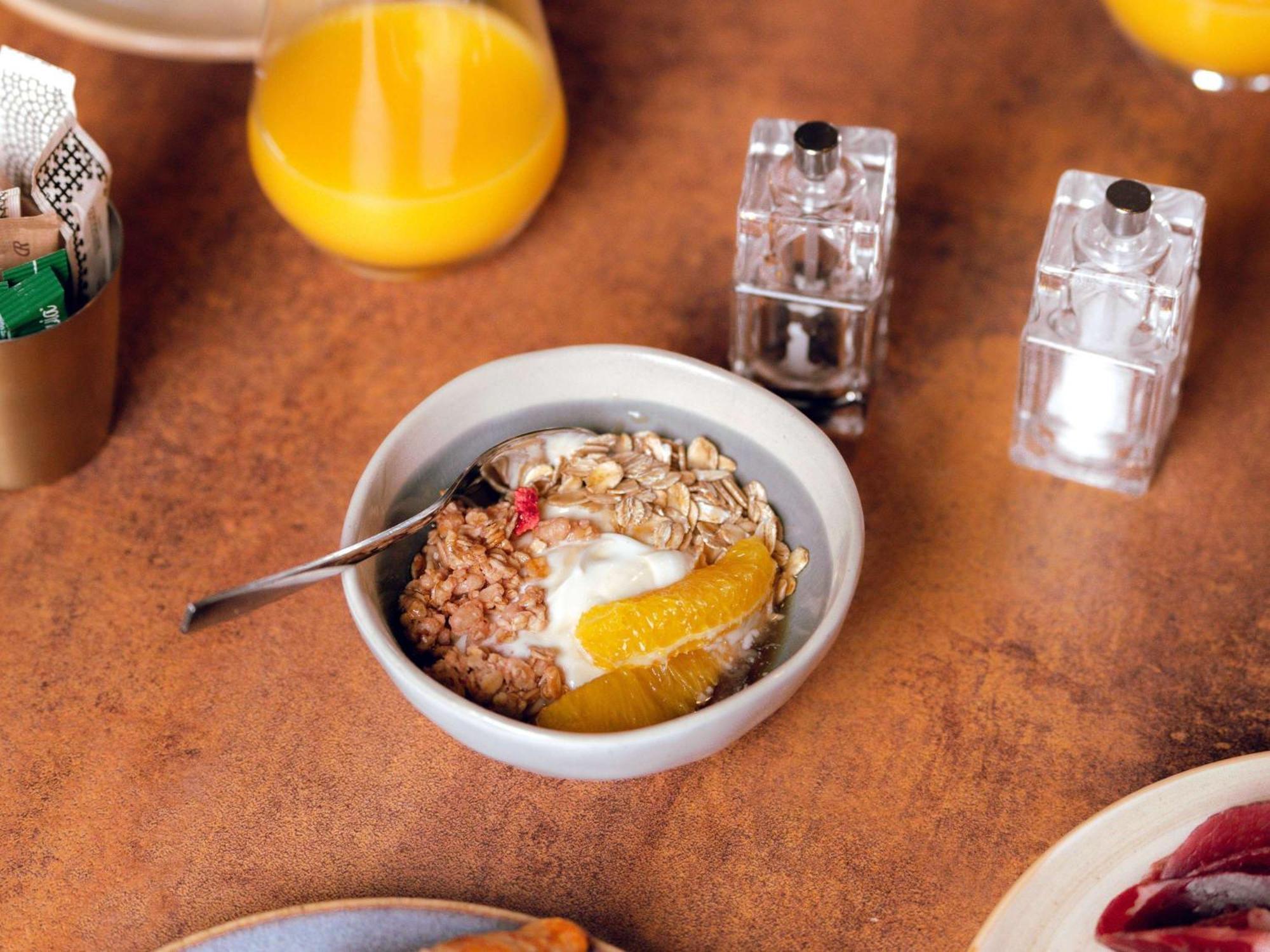Nest Paris La Defense - Mgallery Puteaux Kültér fotó A bowl of muesli with yoghurt and fruit