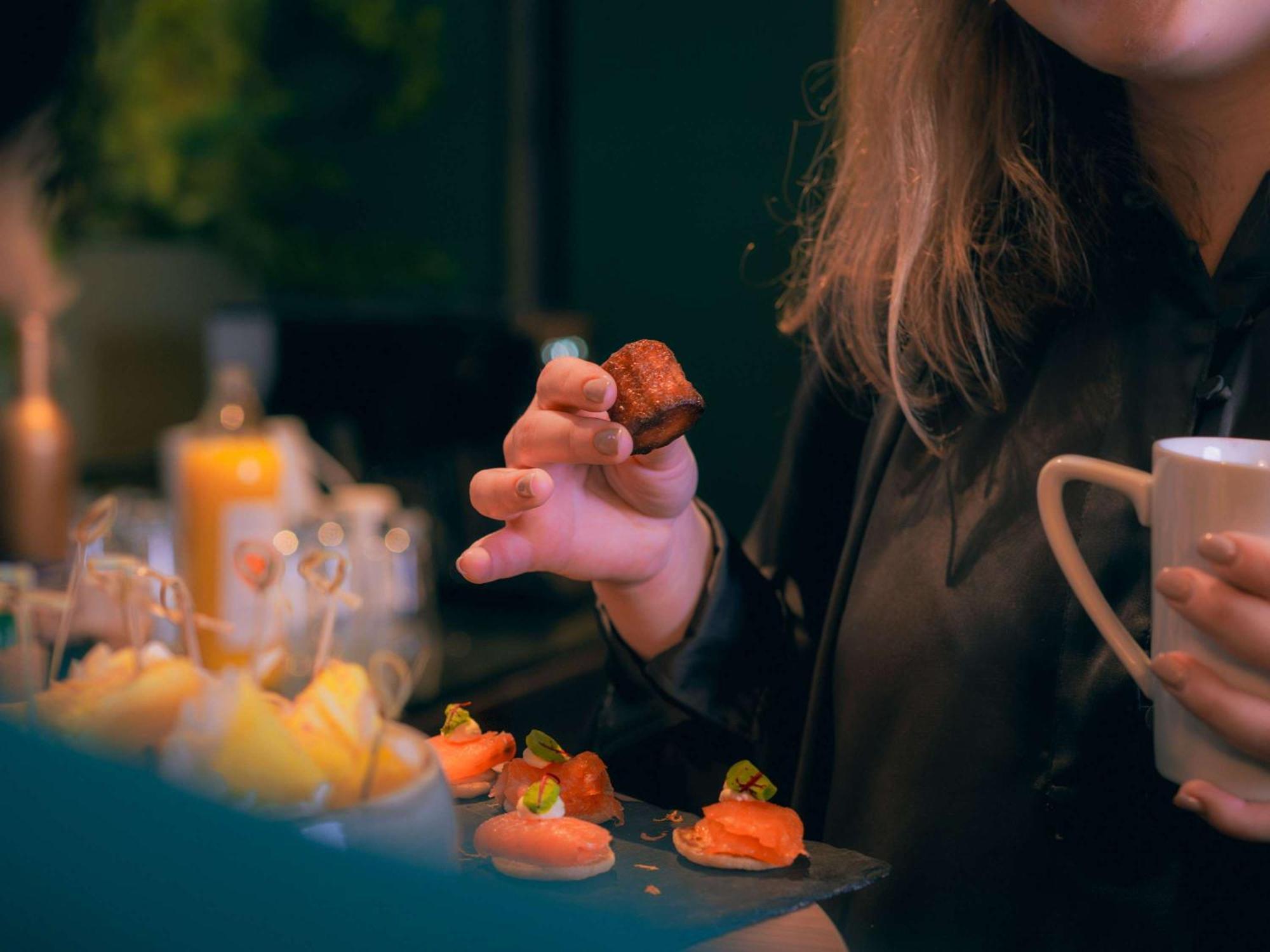 Nest Paris La Defense - Mgallery Puteaux Kültér fotó A woman holding a piece of sushi
